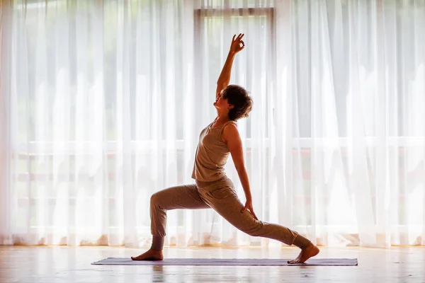 Caucasian Woman Practicing Yoga Studio — Stock Photo, Image