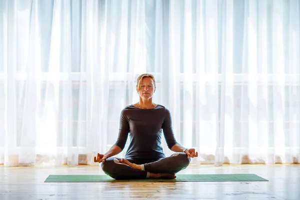 Caucasian Woman Practicing Yoga Studio — Stock Photo, Image