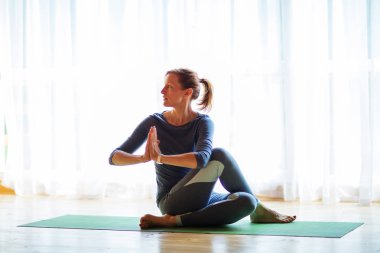Kafkas kadın pratik yoga stüdyosu