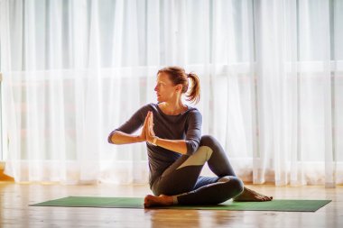 Kafkas kadın pratik yoga stüdyosu