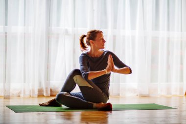 Kafkas kadın pratik yoga stüdyosu