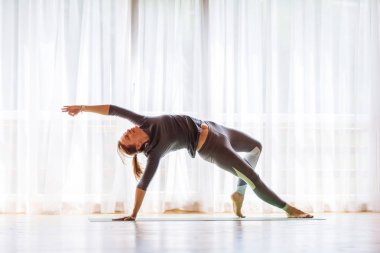 Kafkas kadın pratik yoga stüdyosu