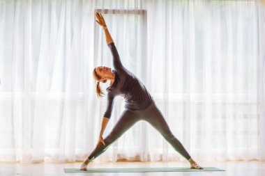 Kafkas kadın pratik yoga stüdyosu