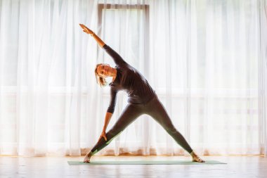 Kafkas kadın pratik yoga stüdyosu