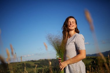 Yaz aylarında dağlarında güzel kadın