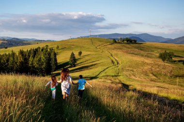  Anne ve çocuğu dağlarda yaz gün boyunca eğleniyor musun