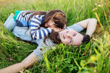  Anne ve çocuğu dağlarda yaz gün boyunca eğleniyor musun