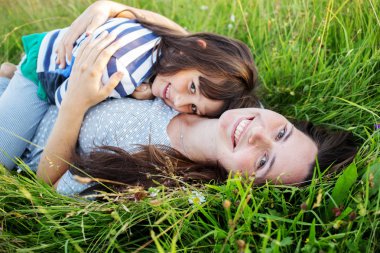  Anne ve çocuğu dağlarda yaz gün boyunca eğleniyor musun