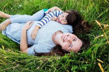  Anne ve çocuğu dağlarda yaz gün boyunca eğleniyor musun
