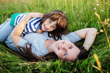  Anne ve çocuğu dağlarda yaz gün boyunca eğleniyor musun