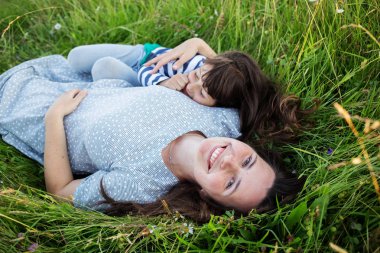  Anne ve çocuğu dağlarda yaz gün boyunca eğleniyor musun