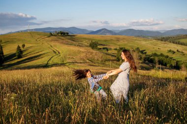  Anne ve çocuğu dağlarda yaz gün boyunca eğleniyor musun