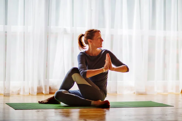 Caucasian Woman Practicing Yoga Studio — Stock Photo, Image