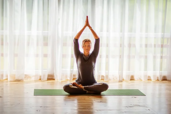 Caucasian Woman Practicing Yoga Studio — Stock Photo, Image