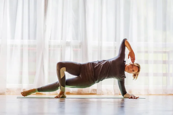 Caucasian Woman Practicing Yoga Studio — Stock Photo, Image