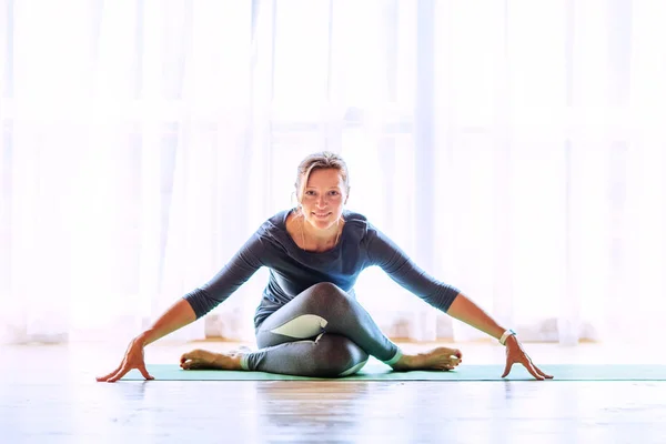 Caucasian Woman Practicing Yoga Studio — Stock Photo, Image