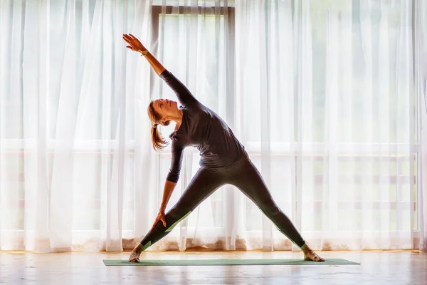 Caucasian Woman Practicing Yoga Studio — Stock Photo, Image