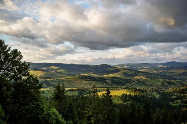 เขา Carpathian สวยงามในว นฤด — ภาพถ่ายสต็อก