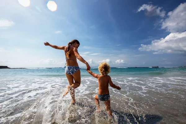 Una Familia Divierte Orilla Del Mar — Foto de Stock