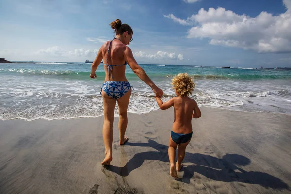 Sebuah Keluarga Bersenang Senang Pantai — Stok Foto