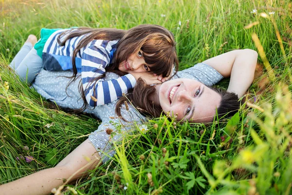  Anne ve çocuğu dağlarda yaz gün boyunca eğleniyor musun