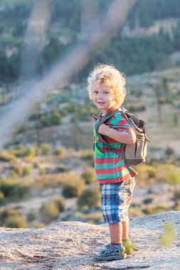 Uzun yürüyüşe çıkan kimse yürümeye başlayan çocuk ziyaret California'daki Yosemite Milli Parkı