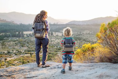 Anne oğlu ile ziyaret California'daki Yosemite Milli Parkı