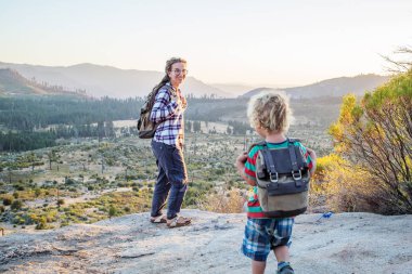 Anne oğlu ile ziyaret California'daki Yosemite Milli Parkı