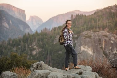 Uzun yürüyüşe çıkan kimse kadın ziyaret California'daki Yosemite Milli Parkı