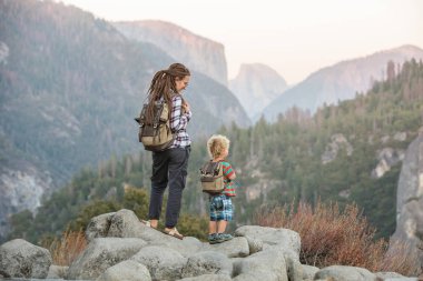 Anne oğlu ile ziyaret California'daki Yosemite Milli Parkı