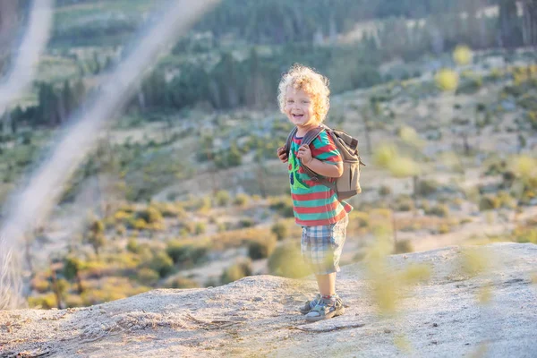 Мандрівного Малюк Хлопчик Відвідування Національного Парку Йосеміті Каліфорнії — стокове фото
