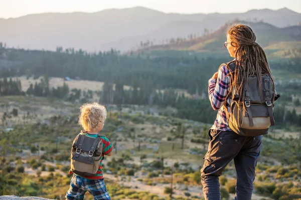 Anne oğlu ile ziyaret California'daki Yosemite Milli Parkı
