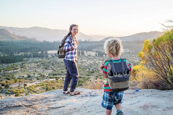 Ibu Dengan Anak Mengunjungi Taman Nasional Yosemite California — Stok Foto