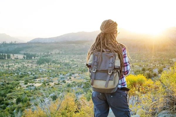 Wanita Pendaki Mengunjungi Taman Nasional Yosemite California — Stok Foto