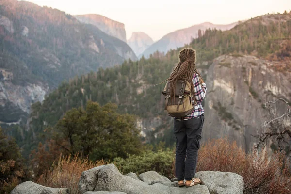 Γυναίκα Πεζοπόρος Επισκεφτείτε Εθνικό Πάρκο Γιοσέμιτι Καλιφόρνια — Φωτογραφία Αρχείου
