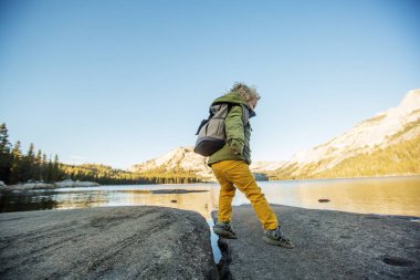Uzun yürüyüşe çıkan kimse yürümeye başlayan çocuk ziyaret California'daki Yosemite Milli Parkı
