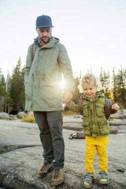Mutlu bir aile ziyaret California'daki Yosemite Milli Parkı