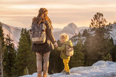 Anne oğlu ile ziyaret California'daki Yosemite Milli Parkı
