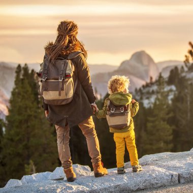 Anne oğlu ile ziyaret California'daki Yosemite Milli Parkı