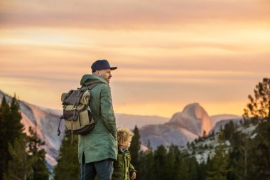 Uzun yürüyüşe çıkan kimse ziyaret California'daki Yosemite Milli Parkı