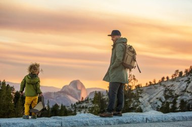 Mutlu bir aile ziyaret California'daki Yosemite Milli Parkı