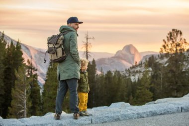 Mutlu bir aile ziyaret California'daki Yosemite Milli Parkı
