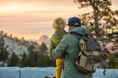 Mutlu bir aile ziyaret California'daki Yosemite Milli Parkı