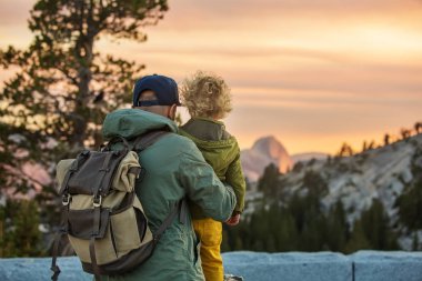 Mutlu bir aile ziyaret California'daki Yosemite Milli Parkı