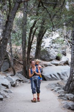 Anne oğlu ile ziyaret California'daki Yosemite Milli Parkı