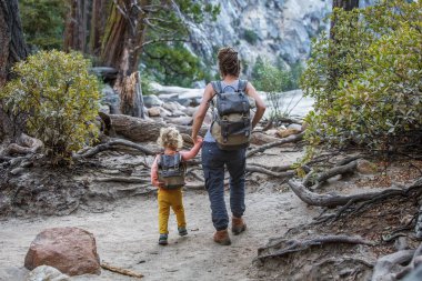 Anne oğlu ile ziyaret California'daki Yosemite Milli Parkı