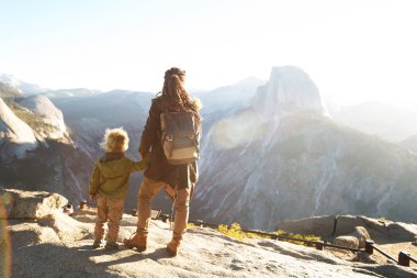 Anne oğlu ile ziyaret California'daki Yosemite Milli Parkı