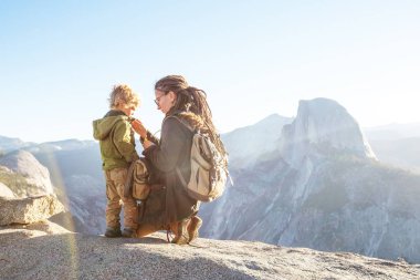 Anne oğlu ile ziyaret California'daki Yosemite Milli Parkı