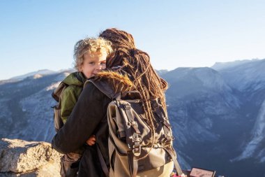 Anne oğlu ile ziyaret California'daki Yosemite Milli Parkı