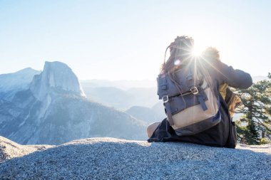 Uzun yürüyüşe çıkan kimse ziyaret California'daki Yosemite Milli Parkı